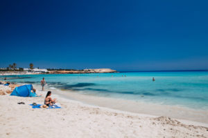 plaża nissi beach cypr